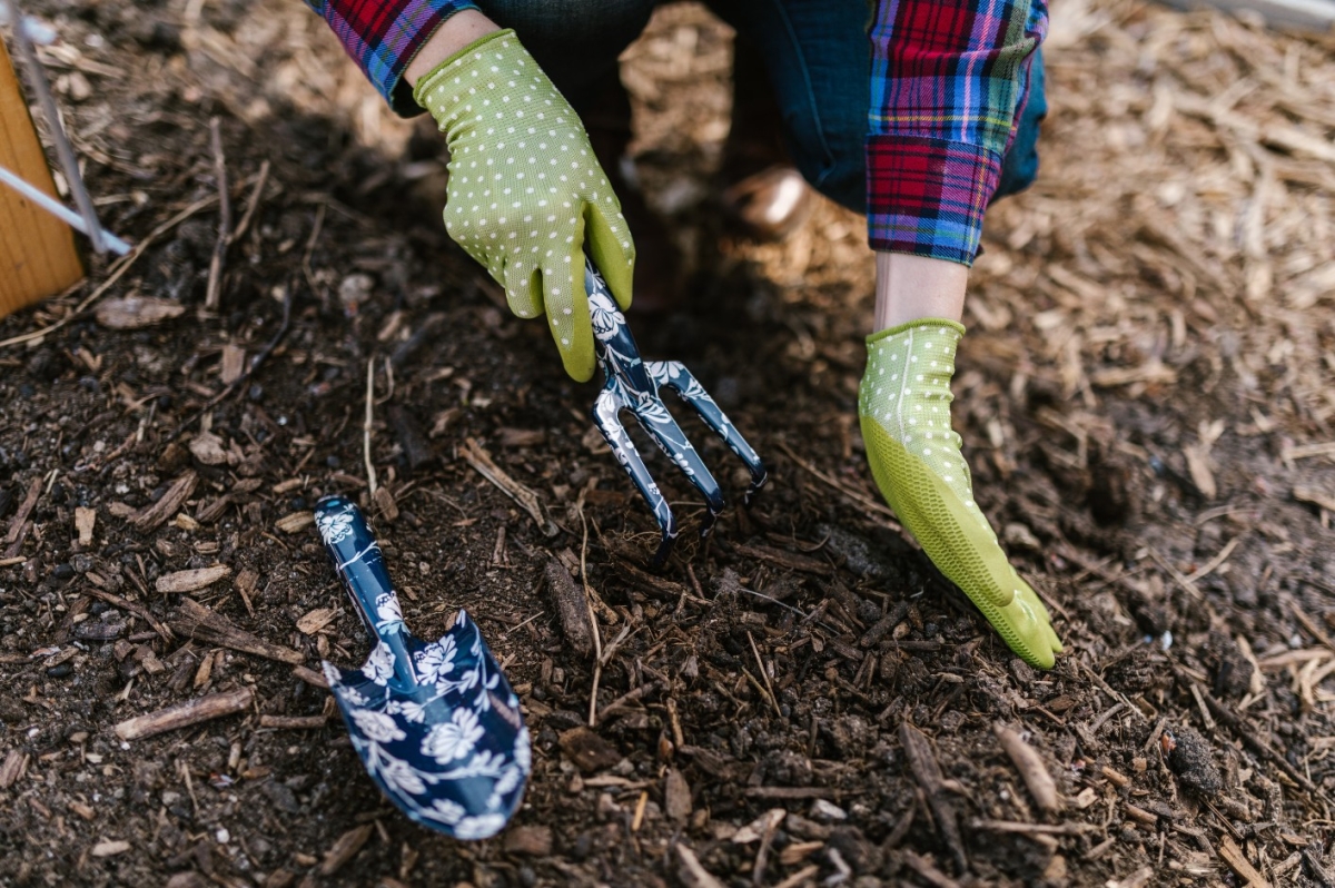 První jarní práce na zahradě — opory pro rajčata a další