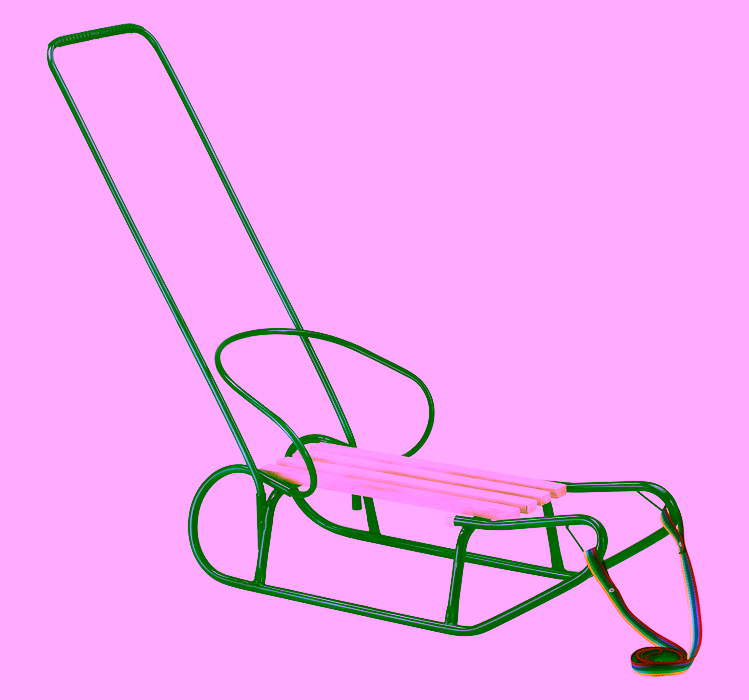 Kovové sáňky s opěradlem a rukojetí.