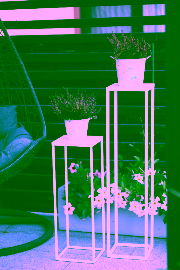 V&iacute;ce&uacute;čelov&yacute; stojan s polic&iacute; 80 - interi&eacute;rov&yacute; aranžm&aacute;