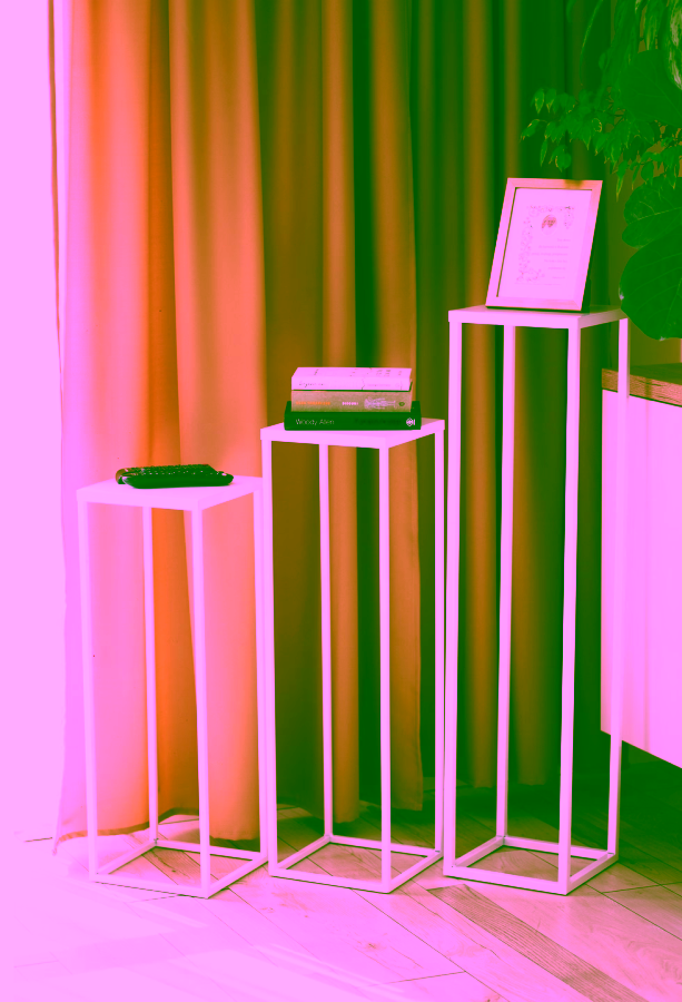 V&iacute;ce&uacute;čelov&yacute; stojan s polic&iacute; 80 - interi&eacute;rov&yacute; aranžm&aacute;