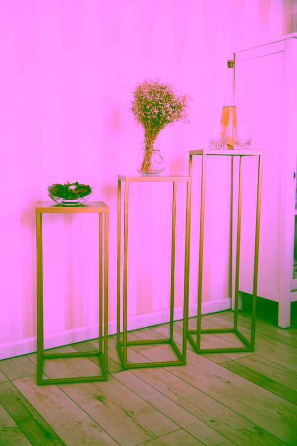 V&iacute;ce&uacute;čelov&yacute; stojan s polic&iacute; 80 - interi&eacute;rov&yacute; aranžm&aacute;