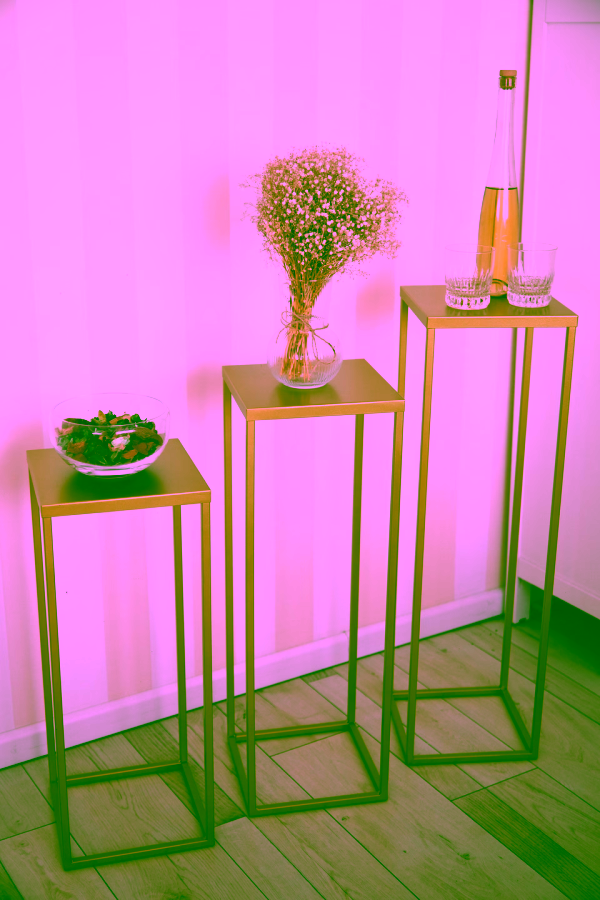 V&iacute;ce&uacute;čelov&yacute; stojan s polic&iacute; 80 - interi&eacute;rov&yacute; aranžm&aacute;