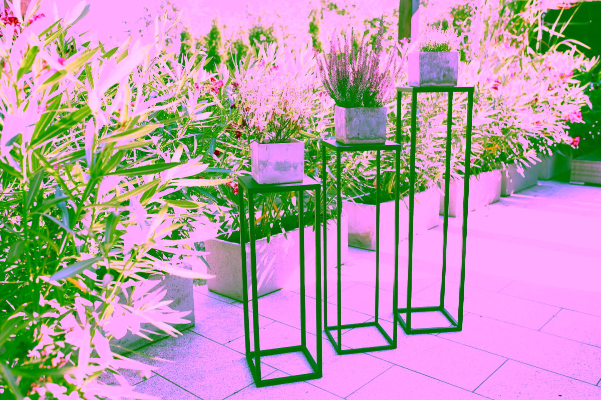 V&iacute;ce&uacute;čelov&yacute; stojan s polic&iacute; 80 - interi&eacute;rov&yacute; aranžm&aacute;