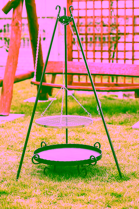 Grilovací souprava. Volně stojící zahradní gril